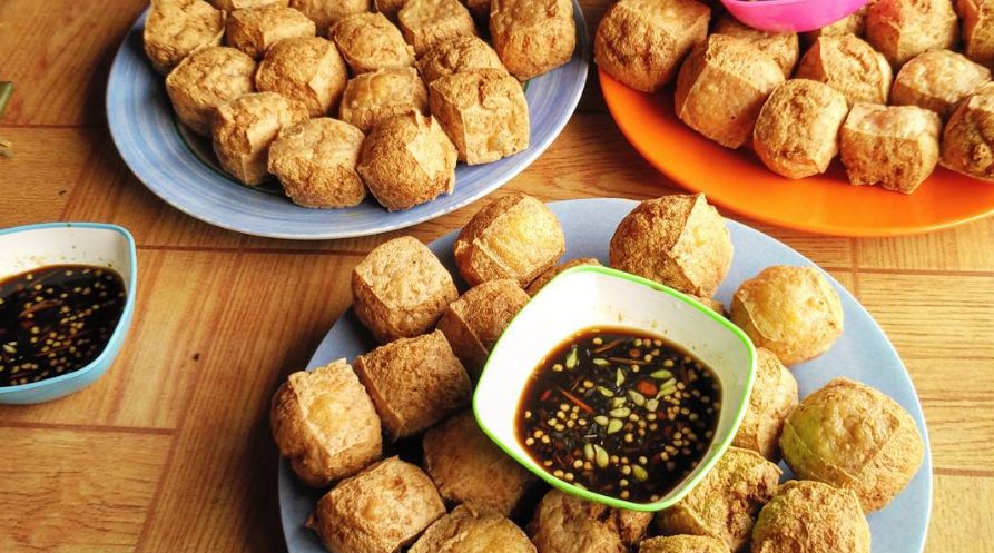 Tahu goreng Tahu Barokah dengan saus kecap