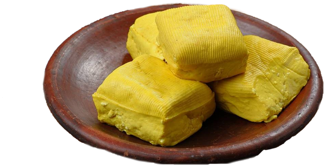 Tahu kuning di atas piring tanah liat